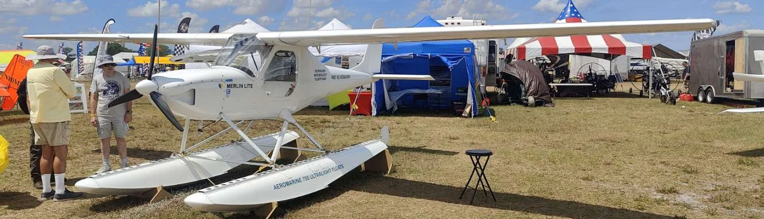 Leichtflugzeuge bei einem Luftfahrttreffen